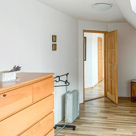 Stunning In W/ 2 Bedrooms Apartment *