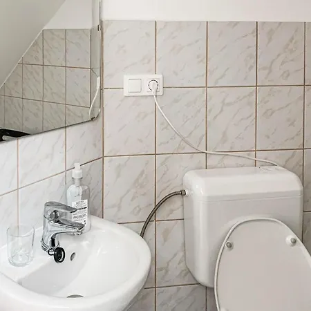 Stunning In W/ 2 Bedrooms Apartment *